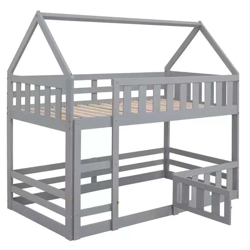 Letto a castello in legno a forma di casetta con recinzione con porta e scaletta, da una piazza e mezza