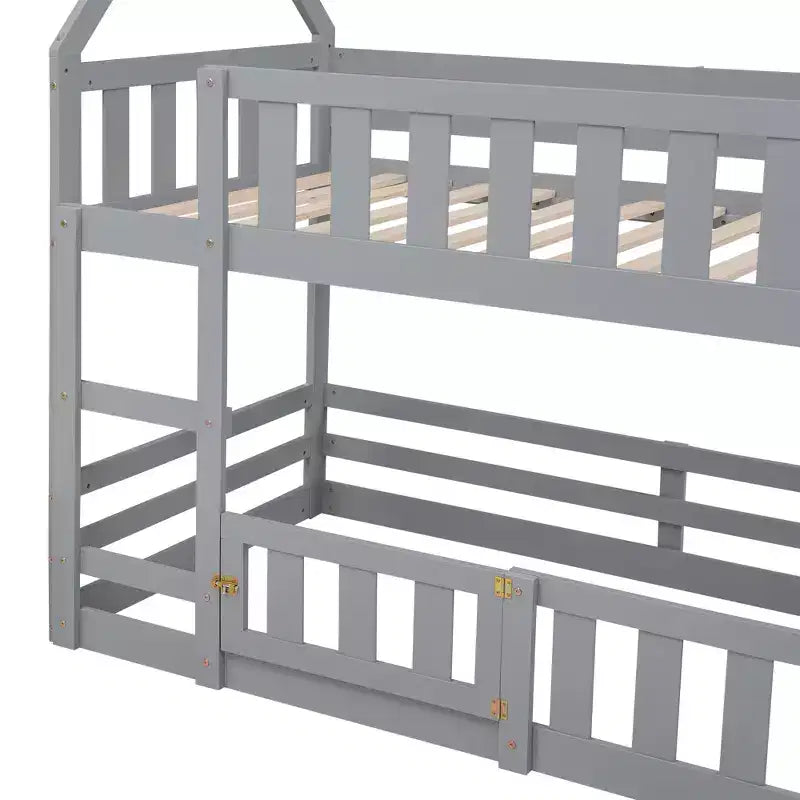 Letto a castello in legno a forma di casetta con recinzione con porta e scaletta, da una piazza e mezza