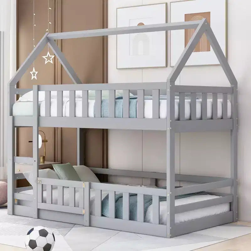 Letto a castello in legno a forma di casetta con recinzione con porta e scaletta, da una piazza e mezza