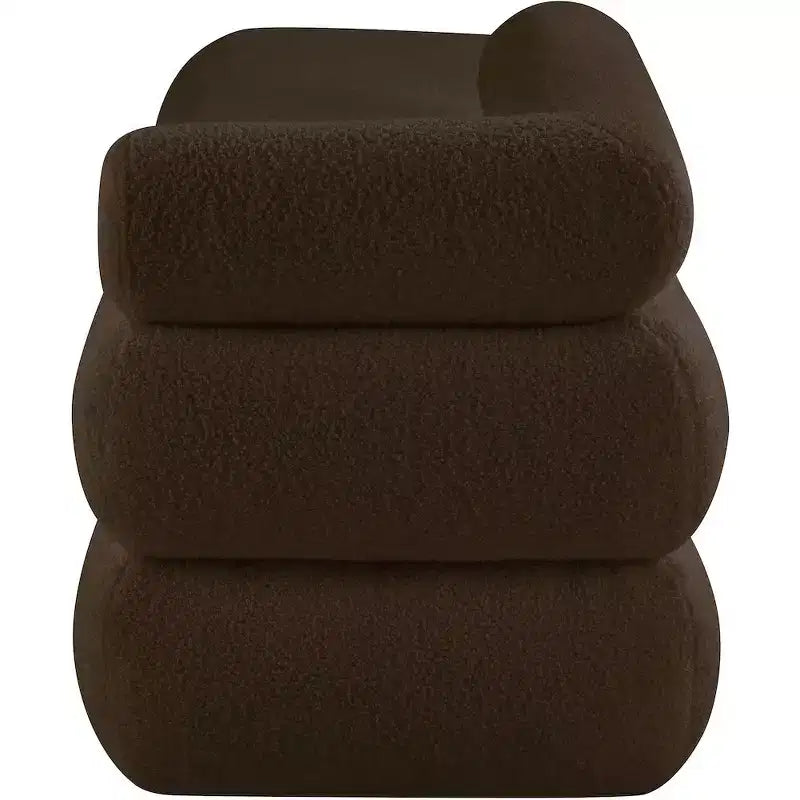 Meridian Furniture, Panca Kennedy in tessuto effetto montone Teddy