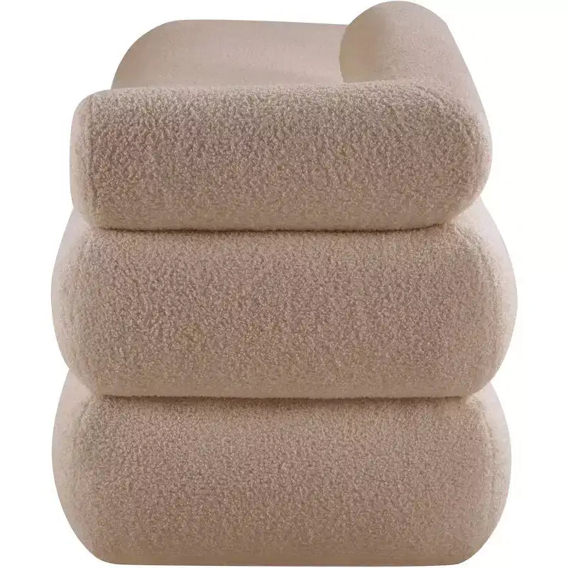 Meridian Furniture, Panca Kennedy in tessuto effetto montone Teddy