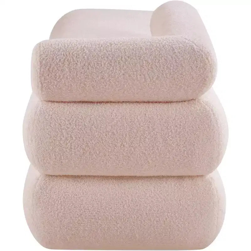 Meridian Furniture, Panca Kennedy in tessuto effetto montone Teddy