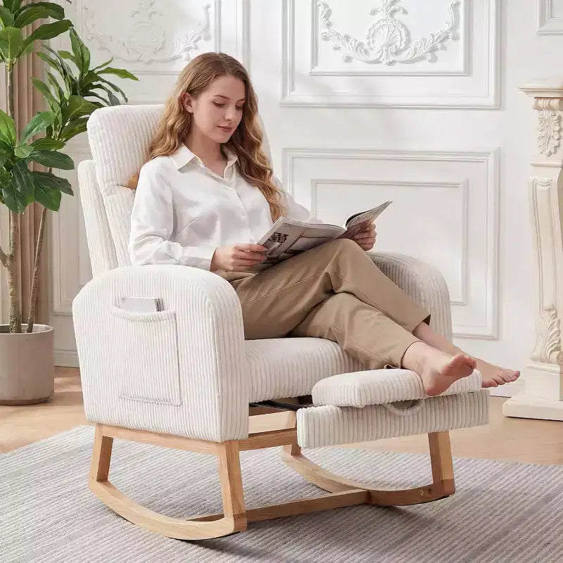 Moderna Sedia a Dondolo per Asilo Nido, Poltrona Relax Imbottita in Corduroy con Poggiapiedi Regolabile e Tasca Laterale per Soggiorno, Camera da Letto, Sala Allattamento, Beige